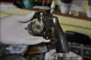 Le incautaron un arma y chalecos antibalas a un hombre que agredía y amenazaba a su abuelo 