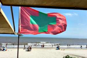 Comenzaron a colocar banderas sanitarias en playas de la Mansa

