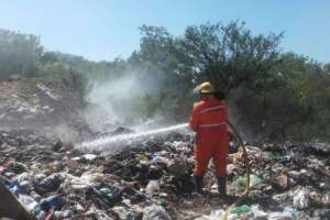 IDM realizó gran operativo de limpieza en la calle Libertad, con apoyo policial y de bomberos