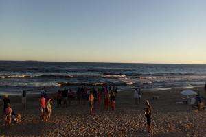 Guardavidas, prefectura y policía buscan a un joven desaparecido en aguas de La Olla