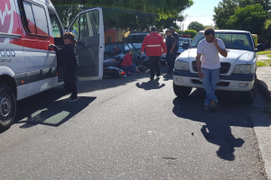 Mujer sufrió fracturas al chocar su moto con coche estacionado a contramano