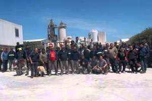Trabajadores de la planta de la Compañía Nacional de Cemento analizan propuesta para levantar conflicto