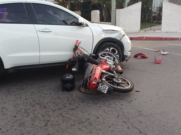 Un motonetista se estrelló contra un vehículo y resultó lesionado