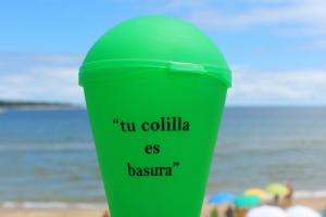 Entregan ceniceros portátiles en la playa