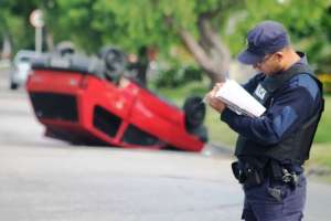 Choque y vuelco en Piriápolis deja un joven politraumatizado