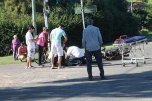 Chocaron una moto y un auto en Piriápolis y una mujer resultó politraumatizada