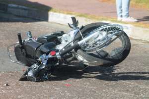 Chocaron una moto y un auto en Piriápolis y un joven resultó politraumatizado