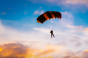 Paracaidista cayó sobre cables de alta tensión y sufrió paro cardíaco por electrocución