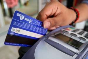 Robó una tarjeta de crédito en el interior de un auto, la usó y fue formalizado