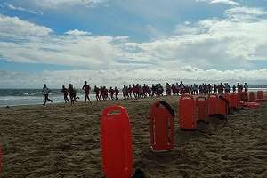 Guardavidas argentinos realizan su actividad de fin de cursos en la costa de Maldonado