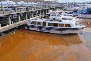 Apareció una mancha naranja en el agua del puerto de Punta del Este e investigan su origen