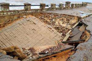 Intendencia evalúa daños causados por el temporal en Piriápolis, donde se hundió parte de la rambla de Punta Fría 