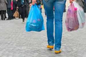 El lunes comienza el cobro de las bolsas plásticas: costarán al menos 4 pesos por unidad