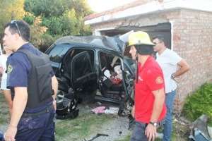 Auto chocó contra casa en Cerro San Antonio: dos personas graves