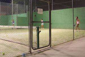 Dictan clases gratuitas en la Escuela de Pádel Femenina para fomentar el deporte