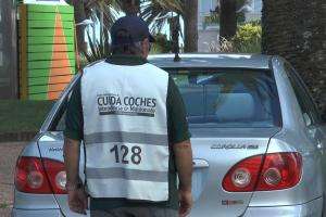 Cuidacoches habilitados por la IDM se identifican por zona con chalecos de colores diferentes