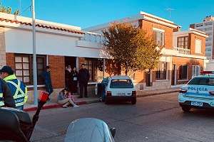 Auto impactó contra una casa tras roce con otro vehículo