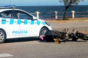 Chocaron un patrullero y una moto en Piriápolis y una mujer resultó lesionada