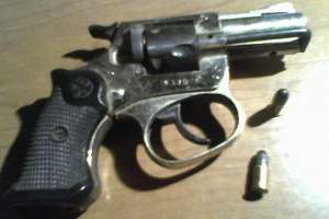 Intentó eludir un control policial pero fue detenido y se comprobó que llevaba un revólver