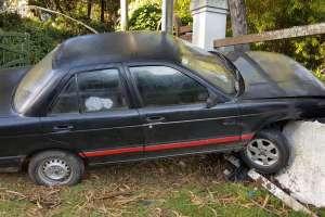 Auto se quedó sin frenos frente al Arboretum y terminó contra un muro