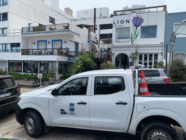Policía e intendencia realizaron pericias en restaurante donde cayó al vacío una joven