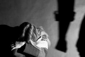 Ejercía violencia contra su esposa y su hija adolescente y fue enviado a la cárcel