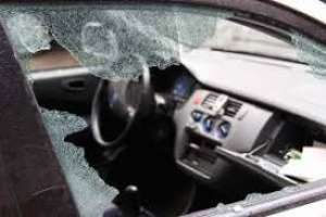 Robaron radio y herramientas de un auto