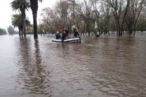 San Carlos: rescataron a un hombre que quedó atrapado toda la noche en medio de la inundación