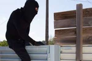 Robaron en un edificio de Punta del Este tras escalar por el balcón