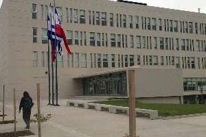 Iba cargando un televisor por la calle y fue sometido a un arresto ciudadano