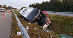 Ómnibus argentino se despistó esta madrugada en la Interbalnearia y hubo varios lesionados leves