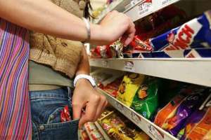 Atraparon a una pareja que fue descubierta robando en un supermercado