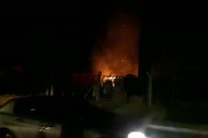 Un contenedor depósito fue arrasado por el fuego en el barrio Fossemale