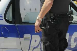 Medidas para dos hombres que agredieron a policías en San Carlos