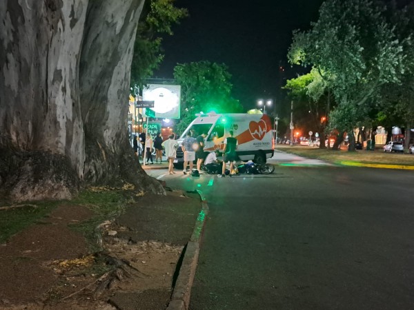 Violento choque de dos motos deja un herido