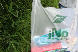 Comerciantes dicen que no hay oferta de las bolsas plásticas que requiere la ley