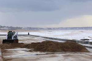 Cuadrillas municipales trabajan para retirar arena desplazada por los fuertes vientos