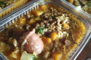 Entregan 30 viandas por noche en la Iglesia San Carlos Borromeo