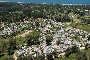 Confuso incidente en barrio Kennedy termina con un móvil policial dañado