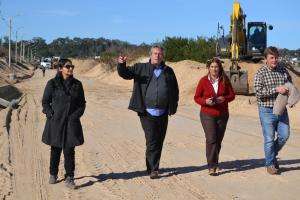 Instalan cercas captoras para recuperar la faja costera en la zona del balneario San Francisco