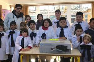 Funcionarios de Enjoy donaron freezer e impresora a Escuela especial de Maldonado