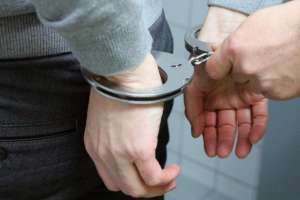 Detuvieron a un hombre que estaba robando en un comercio