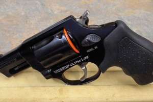 Robaron un chalet de la península y se llevaron dos revólveres