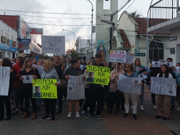 Familiares, amigos y vecinos del joven de 15 años asesinado en Punta del Este marcharon por justicia y sin "rencor"