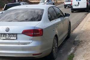 Balearon a un vehículo: conductor fue internado con dos impactos
