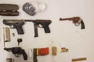 Incautaron armas, municiones y droga; hubo dos detenidos y uno fue condenado