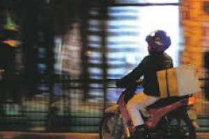 Un detenido y dos adolescentes emplazados tras agredir y robar a un repartidor en San Carlos