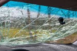Adolescente rompió el parabrisas de un auto y cumplirá arresto domiciliario nocturno