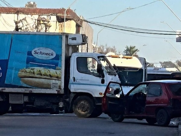 Un automóvil y un ca...