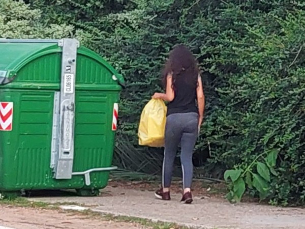 La situación de una joven mujer que duerme en un terreno baldío preocupa a vecinos del parque Mancebo